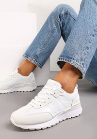Renee - Białe Sznurowane Sneakersy z Materiałowymi Wstawkami Aneril. Kolor: biały. Materiał: materiał #1
