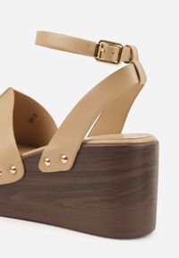 Born2be - Ciemnobeżowe Sandały na Koturnie i Platformie Ozdobione Nitami Rhethe. Okazja: na co dzień. Zapięcie: sprzączka. Kolor: beżowy. Materiał: jeans. Wzór: aplikacja. Sezon: wiosna, lato. Obcas: na koturnie. Styl: casual, elegancki #7