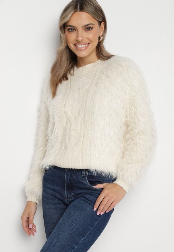 Born2be - Jasnobeżowy Sweter z Długim Włosiem i Dodatkiem Wełny Merithina. Kolor: beżowy. Materiał: wełna. Długość: długie. Styl: klasyczny, elegancki