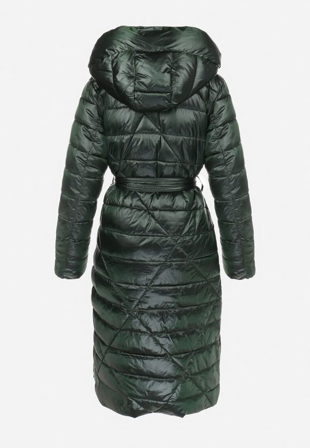 Born2be - Ciemnozielona Kurtka za Kolano z Wiązanym Paskiem i Kapturem Chlyrie. Kolor: zielony. Materiał: materiał. Długość: długie. Sezon: zima, jesień