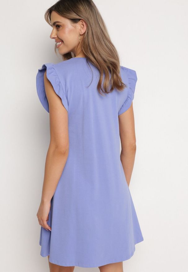 Born2be - Fioletowa Letnia Sukienka Bawełniana z Falbankami Wokół Ramion Sasare. Typ kołnierza: kołnierz z falbankami. Kolor: fioletowy. Materiał: bawełna. Długość rękawa: krótki rękaw. Wzór: aplikacja. Sezon: lato. Typ sukienki: trapezowe