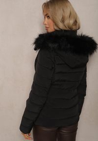 Renee - Czarna Taliowana Kurtka z Pikowanym Przeszyciem i Kapturem z Futerkiem Sagiola. Okazja: na co dzień, na spacer. Kolor: czarny. Materiał: futro. Sezon: zima. Styl: elegancki, casual #5