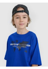 4f - 4F T-shirt oversize z nadrukiem chłopięcy - niebieski 122 (6-7 lat). Okazja: na co dzień. Kolor: niebieski. Materiał: dzianina, bawełna, jersey. Długość rękawa: krótki rękaw. Długość: krótkie. Wzór: nadruk. Sezon: lato. Styl: klasyczny, sportowy, casual