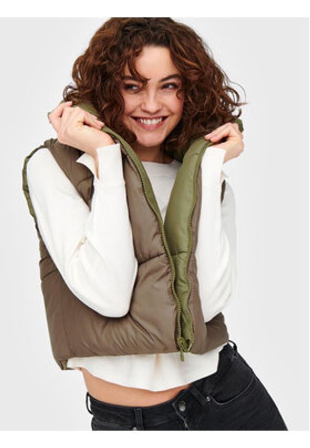 only - ONLY Bezrękawnik Ricky 15245572 Zielony Regular Fit. Kolor: zielony. Materiał: syntetyk. Długość rękawa: bez rękawów