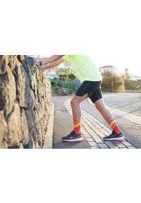 KIPRUN - Skarpetki do biegania Kiprun Run 900 wysokie grube. Kolor: czerwony, pomarańczowy, wielokolorowy. Materiał: elastan, poliamid. Sport: bieganie #2