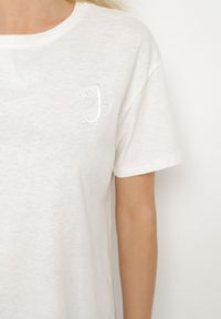 Born2be - Biały T-shirt z Asymetrycznym Tyłem i Ozdobnym Haftem Ninissara. Okazja: na spacer. Kolor: biały. Materiał: jeans. Wzór: haft. Styl: klasyczny, elegancki #7
