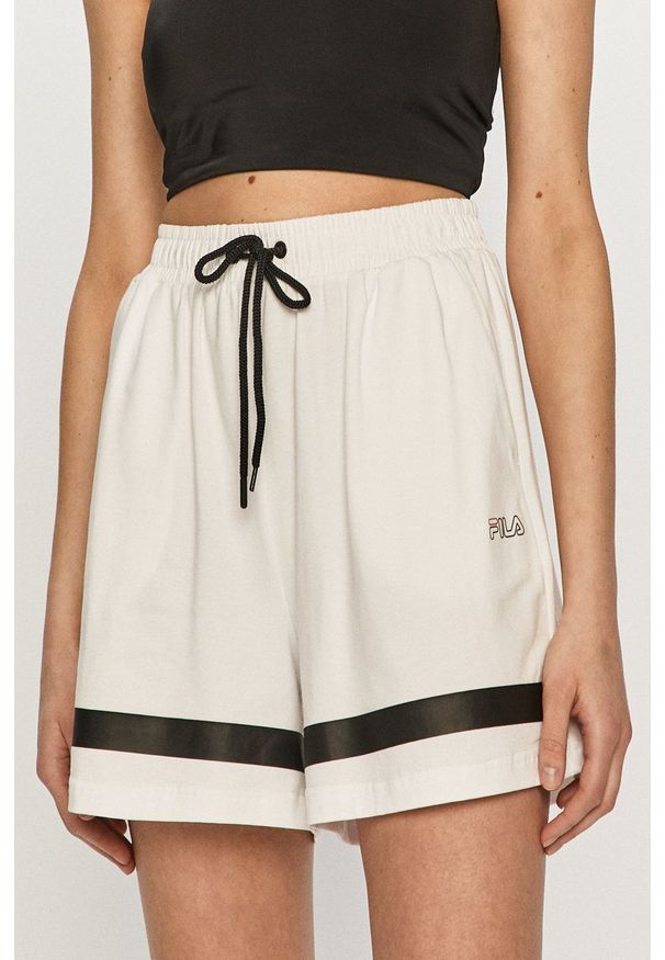 Fila - Szorty. Okazja: na co dzień. Stan: podwyższony. Kolor: biały. Wzór: aplikacja. Styl: casual
