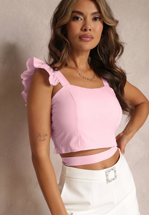 Renee - Jasnoróżowy Top na Ramiączkach z Falbankami i Wiązanym Paskiem Eleagni. Typ kołnierza: kołnierz z falbankami. Kolor: różowy. Materiał: materiał. Długość rękawa: na ramiączkach