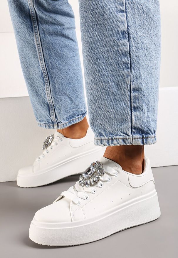 Renee - Białe Sneakersy na Grubej Podeszwie z Ozdobną Aplikacją Kamienia Danthia. Zapięcie: sznurówki. Kolor: biały. Materiał: jeans. Wzór: aplikacja