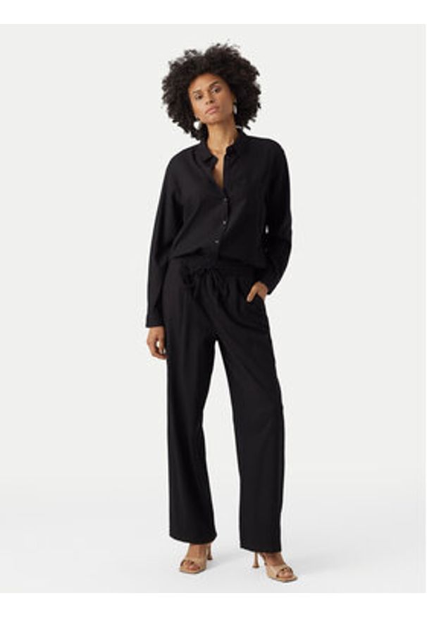 Vero Moda Spodnie materiałowe Jesmilo 10287363 Czarny Regular Fit. Kolor: czarny. Materiał: len, wiskoza