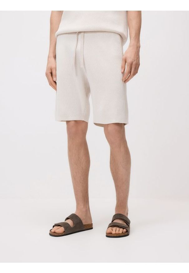 Reserved - Dzianinowe szorty z bawełny - beżowy. Kolor: beżowy. Materiał: dzianina, bawełna
