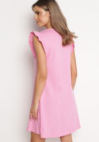 Born2be - Jasnoróżowa Letnia Sukienka Bawełniana z Falbankami Wokół Ramion Sasare. Typ kołnierza: kołnierz z falbankami. Kolor: różowy. Materiał: bawełna. Długość rękawa: krótki rękaw. Wzór: aplikacja. Sezon: lato. Typ sukienki: trapezowe #6