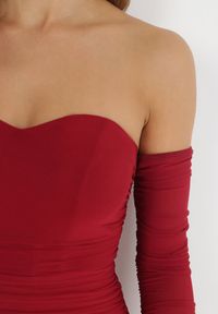 Born2be - Bordowa Dopasowana Sukienka Mini z Odkrytymi Ramionami Alillinus. Kolor: czerwony. Materiał: tkanina. Typ sukienki: z odkrytymi ramionami. Styl: wizytowy. Długość: mini #6