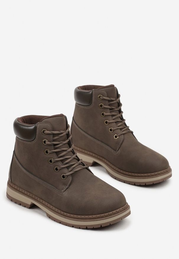 Born2be - Brązowe Trzewiki Trapery Ozdobione Przeszyciami Tiovira. Kolor: brązowy. Materiał: jeans. Wzór: aplikacja