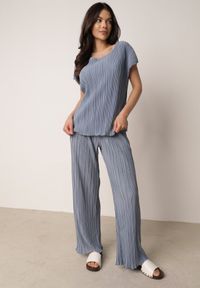 Born2be - Niebieska Bluzka na Krótki Rękaw z Plisowanej Tkaniny Undirea. Okazja: do pracy, na co dzień. Kolor: niebieski. Materiał: tkanina. Długość rękawa: krótki rękaw. Długość: krótkie. Styl: elegancki, klasyczny, casual #8