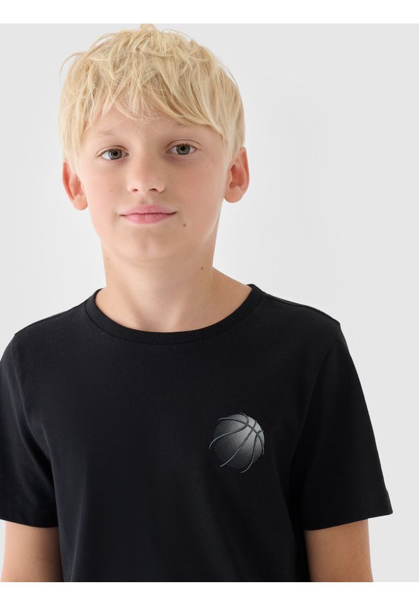 4f - 4F T-shirt z nadrukiem chłopięcy - czarny 134 (8-9 lat). Okazja: na co dzień. Kolor: czarny. Materiał: bawełna, jersey, dzianina. Długość rękawa: krótki rękaw. Długość: krótkie. Wzór: nadruk. Sezon: lato. Styl: sportowy, klasyczny, casual