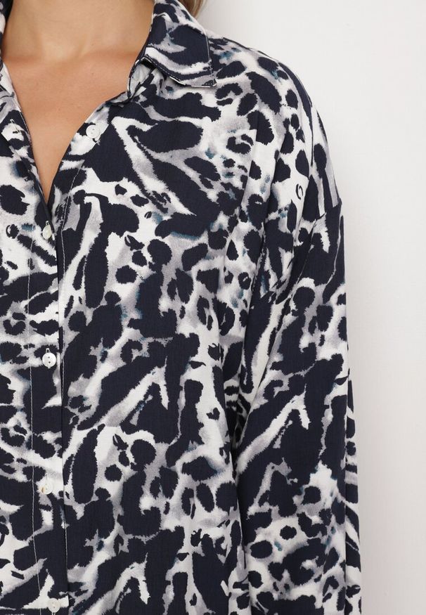 Born2be - Granatowa Wiskozowa Koszula z Lnem Ozdobiona Geometrycznym Wzorem Emirelae. Okazja: na spotkanie biznesowe. Typ kołnierza: dekolt w kształcie V. Kolor: niebieski. Materiał: wiskoza, len. Długość rękawa: długi rękaw. Długość: długie. Wzór: geometria, aplikacja. Styl: klasyczny, biznesowy