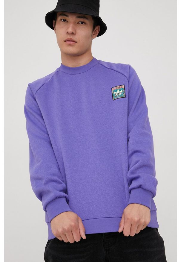 adidas Originals bluza męska kolor fioletowy z aplikacją. Kolor: fioletowy. Materiał: poliester. Długość rękawa: raglanowy rękaw. Wzór: aplikacja