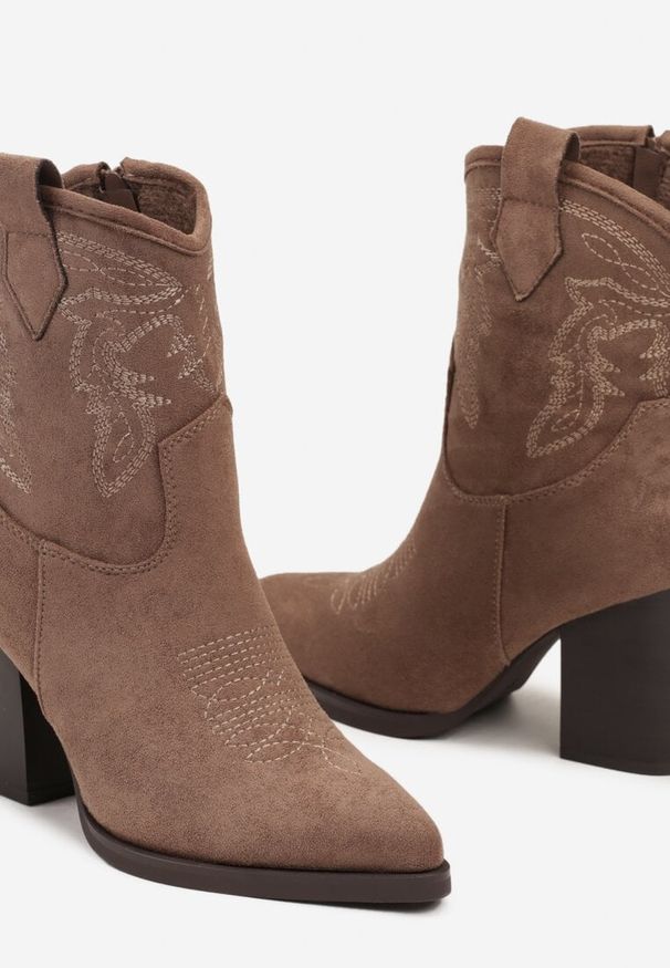 Renee - Ciemnobeżowe Botki Kowbojki na Słupku Ozdobione Haftem Riamara. Kolor: beżowy. Materiał: jeans, wełna. Wzór: aplikacja, haft. Obcas: na słupku