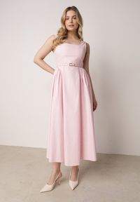 Born2be - Różowa Bawełniano-Wiskozowa Sukienka Retro w Groszki o Rozkloszowanym Kroju Eviphaia. Okazja: na co dzień. Typ kołnierza: dekolt kwadratowy. Kolor: różowy. Wzór: grochy. Typ sukienki: rozkloszowane, proste. Materiał: wiskoza, bawełna. Długość rękawa: bez rękawów. Sezon: lato. Styl: retro #2