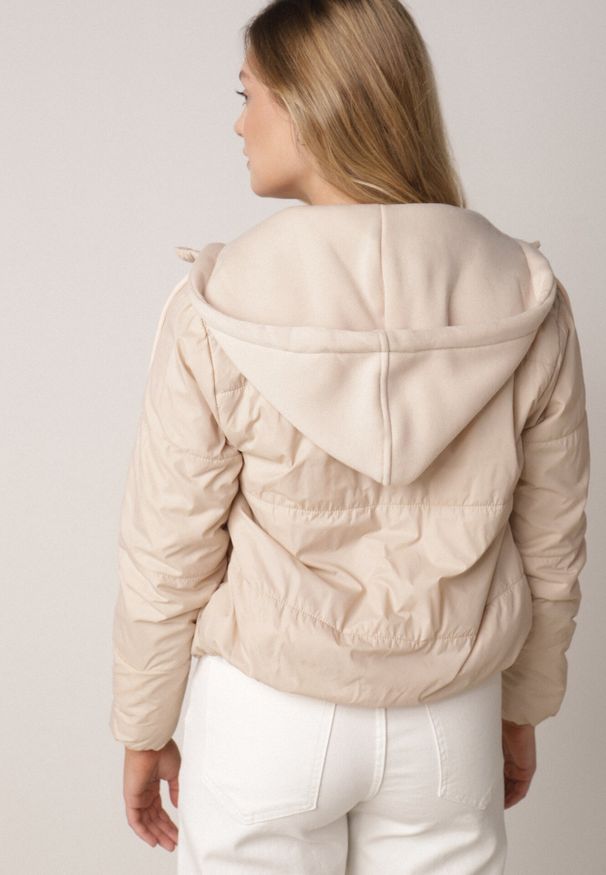 Born2be - Ciemnobeżowa Kurtka Pikowana z Materiałowym Kapturem Odpinanym Jasilea. Okazja: na co dzień. Kolor: beżowy. Materiał: materiał. Styl: casual