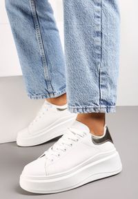 Renee - Biało-Złote Sznurowane Sneakersy na Niskiej Platformie z Imitacji Skóry Ajanfa. Kolor: biały. Materiał: skóra. Obcas: na platformie #5