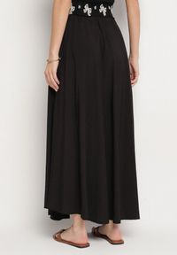 Born2be - Czarna Rozkloszowana Spódnica z Wiskozą Zisene. Okazja: na co dzień. Kolor: czarny. Materiał: wiskoza. Styl: klasyczny, elegancki, casual