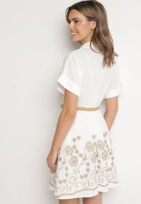 Born2be - Biała Bawełniana Sukienka Koszulowa o Rozkloszowanym Kroju z Paskiem i Haftem Nalione. Okazja: na co dzień, na imprezę. Typ kołnierza: kołnierzyk klasyczny. Kolor: biały. Materiał: bawełna. Długość rękawa: krótki rękaw. Wzór: haft. Typ sukienki: koszulowe. Styl: klasyczny, casual, elegancki #7