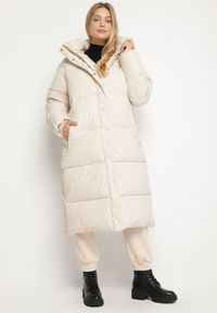 Born2be - Jasnobeżowa Pikowana Kurtka Zimowa z Kapturem i Bocznymi Suwakami Falossea. Okazja: na co dzień. Typ kołnierza: kaptur. Kolekcja: plus size. Kolor: beżowy. Materiał: poliester, dzianina, jeans. Sezon: zima. Styl: casual, klasyczny #7