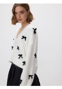 Reserved - Sweter z kokardami - kremowy. Typ kołnierza: kokarda. Kolor: kremowy. Materiał: wełna, dzianina #1