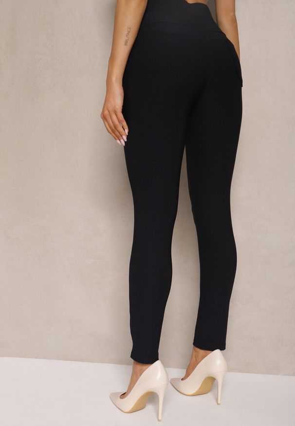 Renee - Granatowe Spodnie o Fasonie Skinny z Gumką w Pasie i Kieszeniami Rizeena. Okazja: na co dzień. Kolor: niebieski. Styl: casual, elegancki