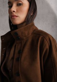 Renee - Brązowa Kurtka Bomber Jacket Ozdobiona Guzikami Quilimi. Okazja: na co dzień. Kolor: brązowy. Wzór: aplikacja. Styl: casual, elegancki #4