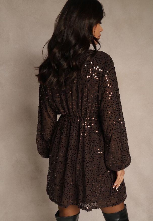 Renee - Brązowa Rozkloszowana Sukienka z Długimi Rękawami Zdobiona Cekinami Reisena. Typ kołnierza: dekolt w kształcie V. Kolor: brązowy. Materiał: poliester, lakier. Długość rękawa: długi rękaw. Wzór: aplikacja. Styl: elegancki