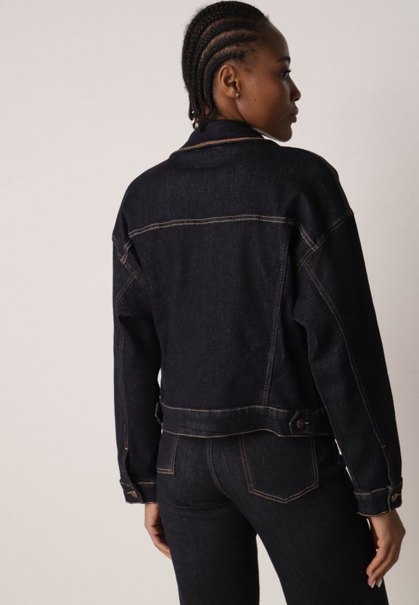 Born2be - Niebieska Kurtka Jeansowa z Bawełną Zdobiona Kontrastowymi Lamówkami Nedore. Okazja: na spacer, na co dzień. Kolor: niebieski. Materiał: bawełna, jeans. Wzór: aplikacja. Sezon: lato. Styl: casual, klasyczny