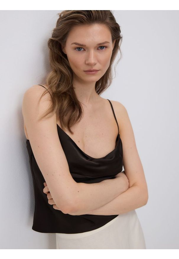 Reserved - Top z wiskozy - ciemnobrązowy. Kolor: brązowy. Materiał: wiskoza