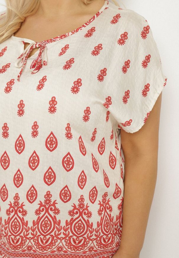 Born2be - Biało-Czerwona Bluzka w Boho Wzór z Wiązaniem przy Dekolcie Jenalia. Kolor: czerwony. Materiał: materiał, jeans. Styl: boho
