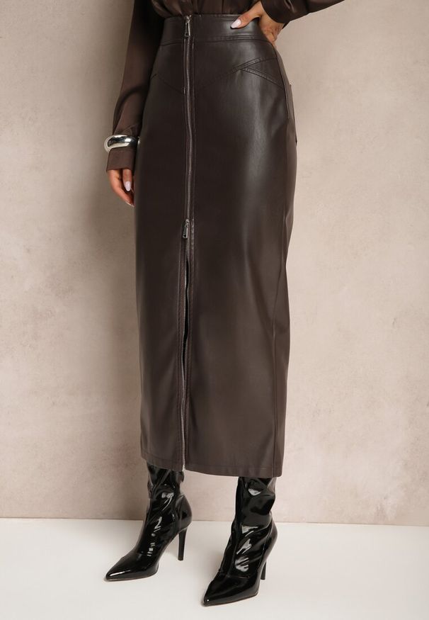 Renee - Brązowa Spódnica Ołówkowa High Waist z Ekoskóry z Ozdobnym Suwakiem Seleeti. Okazja: na co dzień, na imprezę. Stan: podwyższony. Kolor: brązowy. Materiał: tiul. Styl: wizytowy, casual