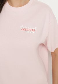 Born2be - Jasnoróżowy Bawełniany T-shirt z Ozdobnym Nadrukiem Addlessa. Okazja: na co dzień. Kolor: różowy. Materiał: bawełna. Wzór: nadruk. Styl: klasyczny, casual #3