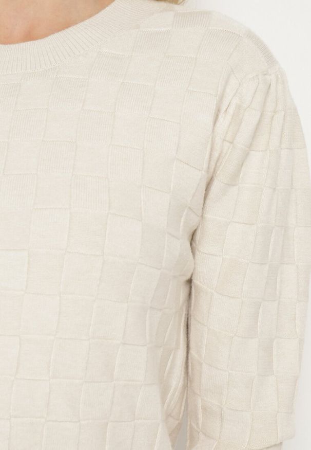 Born2be - Jasnobeżowy Sweter z Wiskozą Modalem i Ozdobnym Splotem Jaliti. Okazja: na co dzień. Kolor: beżowy. Materiał: wiskoza. Długość rękawa: długi rękaw. Długość: długie. Wzór: ze splotem. Styl: wizytowy, casual