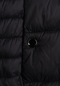 Renee - Czarna Pikowana Kurtka Przejściowa z Kapturem Learithra. Typ kołnierza: kaptur. Kolor: czarny. Materiał: nylon, jeans. Wzór: geometria. Styl: street #8