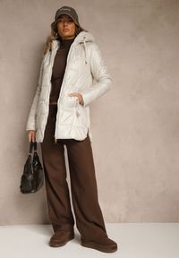 Renee - Jasnobeżowa Przejściowa Kurtka z Pikowanymi Przeszyciami Kapturem i Suwakami Taranessa. Okazja: na imprezę, na co dzień. Kolor: beżowy. Materiał: dzianina, jeans. Styl: klasyczny, casual, elegancki #5