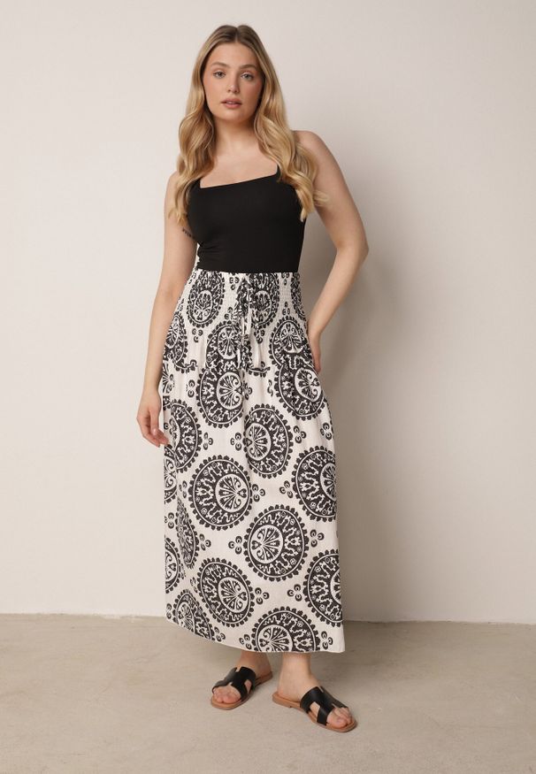 Born2be - Czarna Rozkloszowana Spódnica z Wiskozy z Wysokim Stanem i Etnicznym Wzorem Ari. Okazja: do pracy, na co dzień, na spacer. Stan: podwyższony. Kolor: czarny. Materiał: wiskoza. Wzór: aplikacja. Sezon: lato. Styl: casual