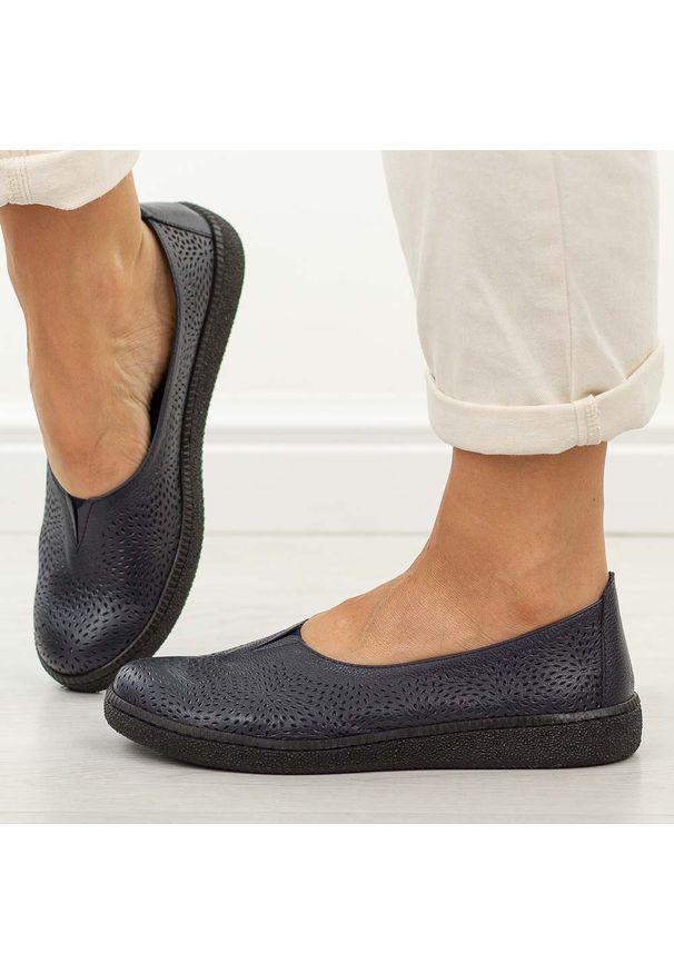 Granatowe skórzane Polskie półbuty damskie Gregors 1189. Okazja: na co dzień. Nosek buta: okrągły. Zapięcie: bez zapięcia. Kolor: niebieski. Materiał: skóra. Szerokość cholewki: normalna. Sezon: wiosna, jesień, lato. Styl: casual