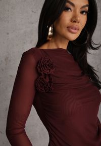 Renee - Bordowa Marszczona Bluzka z Siateczki Zdobiona Aplikacją w Kształcie Róży Olirisa. Okazja: na co dzień. Kolor: czerwony. Materiał: bawełna, jeans. Wzór: aplikacja. Styl: casual #7