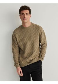 Reserved - Strukturalny sweter - oliwkowy. Kolor: oliwkowy. Materiał: dzianina, bawełna