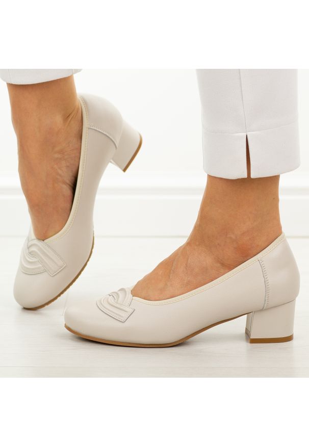 POTOCKI - Beżowe skórzane czółenka damskie Potocki 19412. Okazja: na wesele, na imprezę, na ślub cywilny. Nosek buta: okrągły. Kolor: beżowy. Szerokość cholewki: normalna. Materiał: skóra. Sezon: wiosna, lato, jesień. Obcas: na obcasie. Styl: wizytowy, klasyczny, elegancki. Wysokość obcasa: niski