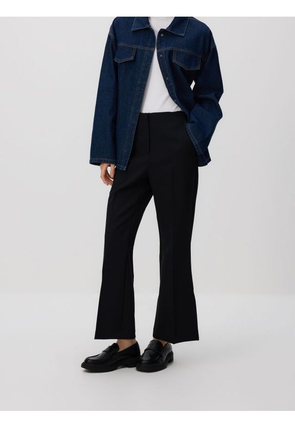 Reserved - Spodnie z rozcięciami petite - czarny. Kolekcja: petite. Kolor: czarny. Materiał: tkanina, wiskoza