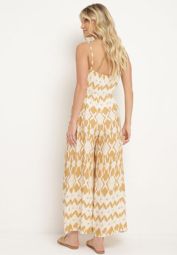 Born2be - Beżowy Wiskozowy Kombinezon na Ramiączkach z Materiałowym Paskiem o Geometrycznym Wzorze Vikie. Okazja: na co dzień. Kolor: beżowy. Materiał: wiskoza, materiał. Długość rękawa: na ramiączkach. Wzór: geometria. Styl: casual, elegancki