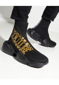 Versace Jeans Couture - VERSACE JEANS COUTURE - Czarne sneakersy za kostkę. Wysokość cholewki: za kostkę. Kolor: czarny. Materiał: guma. Szerokość cholewki: normalna. Wzór: aplikacja