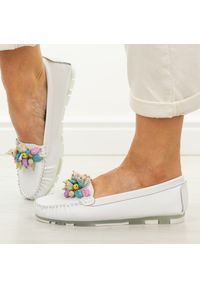 Białe skórzane mokasyny damskie Filippo Dp7809/26. Okazja: na co dzień. Nosek buta: okrągły. Kolor: biały. Szerokość cholewki: normalna. Wzór: kolorowy, aplikacja. Materiał: skóra. Sezon: wiosna, lato. Obcas: na obcasie. Styl: casual, elegancki #1